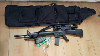 Image 2 pour M16 A2 Replica met 2 magazijnen, statiefje, extra accu, lader en draagtas (erg compleet)