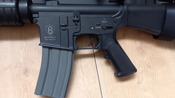 Bild 4 für M16 A2 Replica met 2 magazijnen, statiefje, extra accu, lader en draagtas (erg compleet)