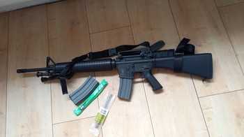 Image 5 pour M16 A2 Replica met 2 magazijnen, statiefje, extra accu, lader en draagtas (erg compleet)