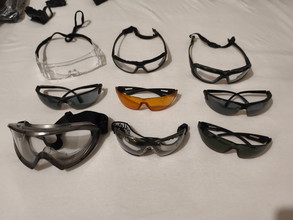 Image pour Verschillende maskers en brillen