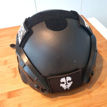 Image 2 for zwarte helm met patches en vulling
