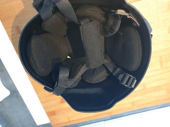 Image 4 for zwarte helm met patches en vulling