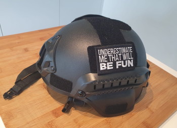 Image 5 for zwarte helm met patches en vulling