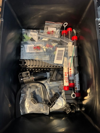 Immagine 4 di Chrono, lipo balanceerlader, porto, 6 mid caps,1 high cap, springs, zaklamp, tamiya en deans stekkers pouches en meer