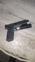 Afbeelding van WE Glock 17 Gen3 geupgrade met oa Precision barrel en tactical flashlight