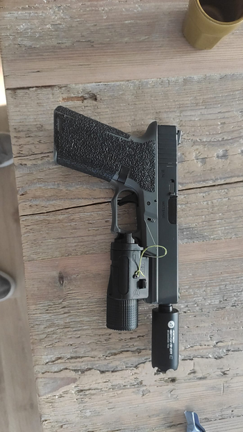 Afbeelding 2 van WE Glock 17 Gen3 geupgrade met oa Precision barrel en tactical flashlight