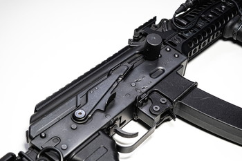 Imagen 5 de ARCTURUS AT-K9T CQB AEG mit Perun MOSFET inkl. 7 Magazinen, Akku, Lampe & BCM Grip