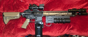 Image 2 pour EGM / Colt Daniel Defense M4A1 RIS II Vollmetall S-AEG mit Speedloader, Laser, ACOG, Taktischeslicht, Tracer, M203 Granatenwerfer mit Granate und M4 Magazine