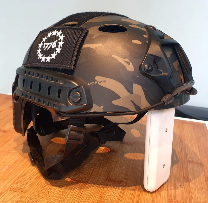 Image 1 for camo helm  met patches en vulling