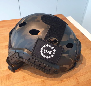 Image 4 for camo helm  met patches en vulling