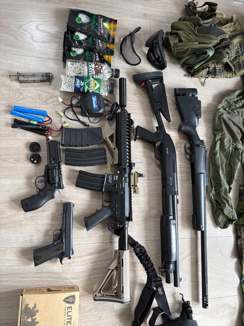 Afbeelding 1 van Complete airsoft uitrusting plus replica's