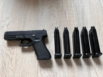 Image 2 pour Upgraded WE Glock 17 + 5 magazijnen + toebehoren