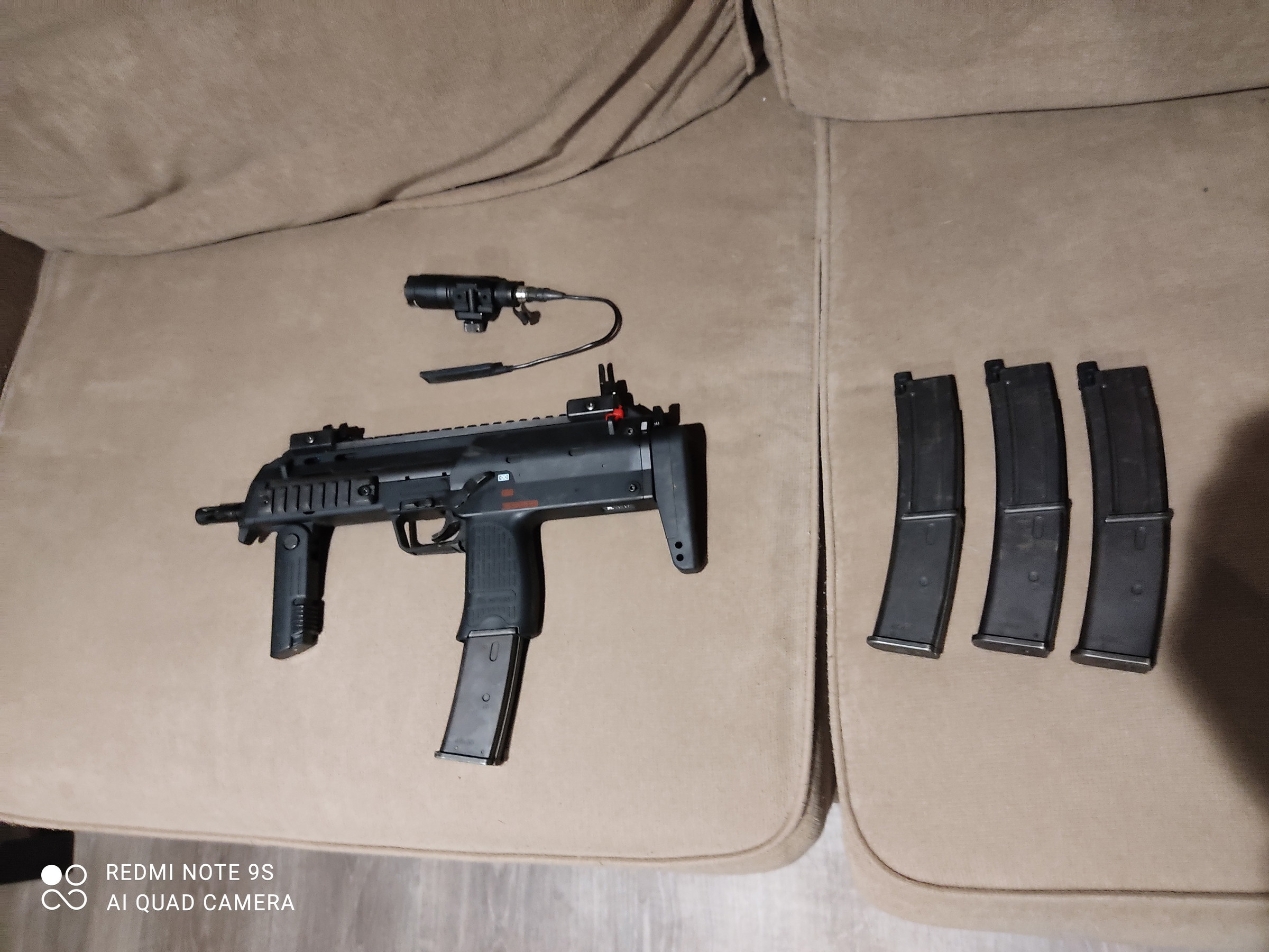 Tokyo marui mp7 met 4 mags en flashlight Airsoft Bazaar