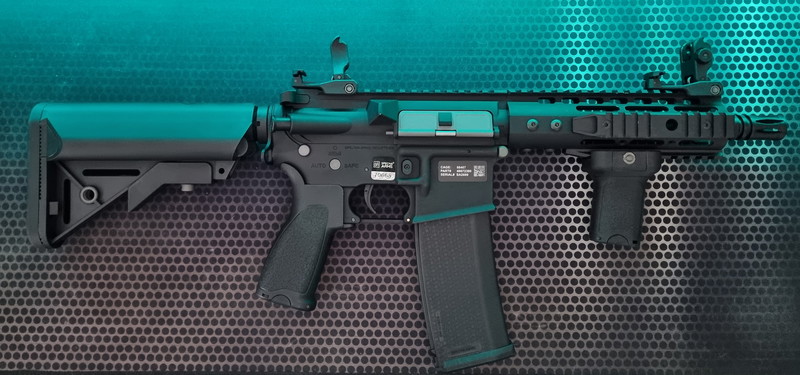 Afbeelding 1 van Specna Arms SA-E12 Edge Black | Inclusief 4 magazijnen en Titan batterij | Nieuw 335,00 excl. 2 mags en batterij