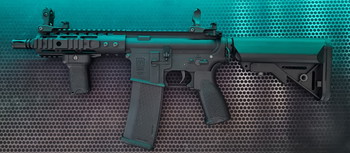 Afbeelding 2 van Specna Arms SA-E12 Edge Black | Inclusief 4 magazijnen en Titan batterij | Nieuw 335,00 excl. 2 mags en batterij