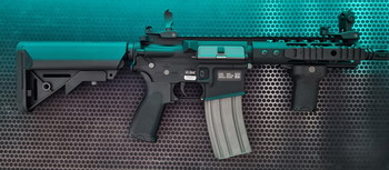 Afbeelding 3 van Specna Arms SA-E12 Edge Black | Inclusief 4 magazijnen en Titan batterij | Nieuw 335,00 excl. 2 mags en batterij