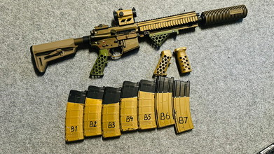 Imagen para Te koop: VFC HK416A5 GBBR (RAL8000) - Upgraded & compleet pakket (7 mags, TNT, Manta, Magpul F-Mark, Red Dot)