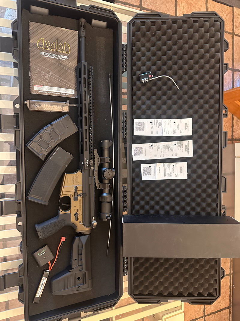 Bild 1 für GROSSES KONVULT - Gewehr AVALON + Zielfernrohr + Pistole + Koffer - NP 1.500 EUR
