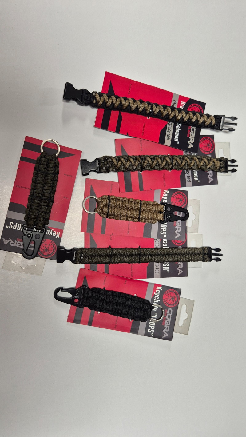 Image 1 for 6 paracods armbanden en sleutelhangers