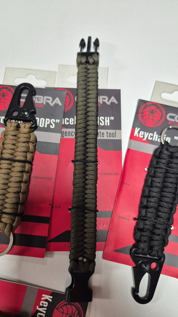 Image 2 for 6 paracods armbanden en sleutelhangers