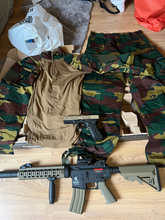 Bild für M4 te koop met leger kleding ABL Camo en een Clock 17 gen3 limited edition