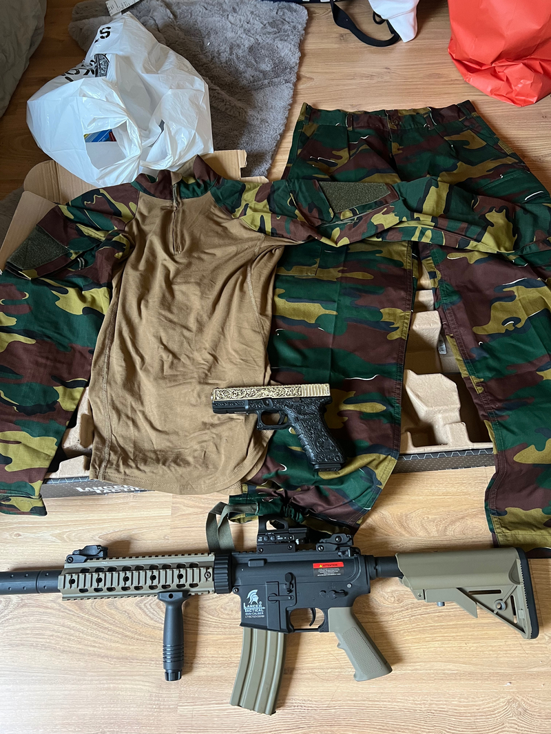 Afbeelding 1 van M4 te koop met leger kleding ABL Camo en een Clock 17 gen3 limited edition