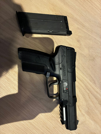 Afbeelding 2 van FN 5-7 Tokyo Marui