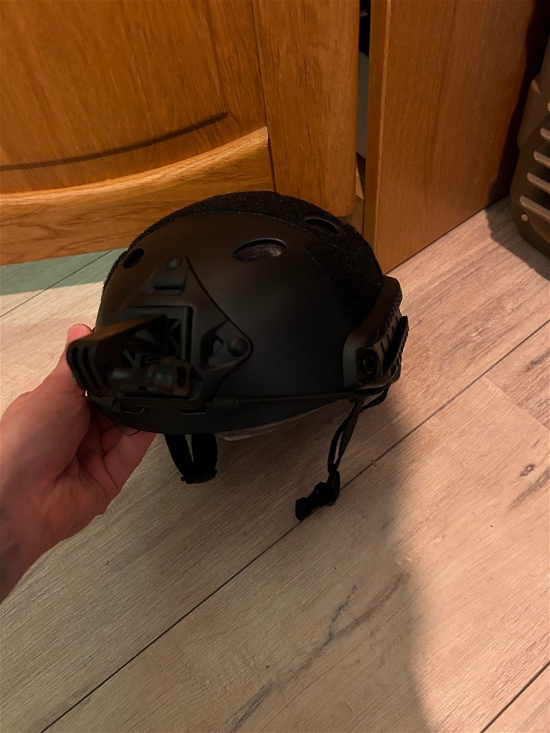 Afbeelding 1 van Helm met gopro mount en pouch van achter