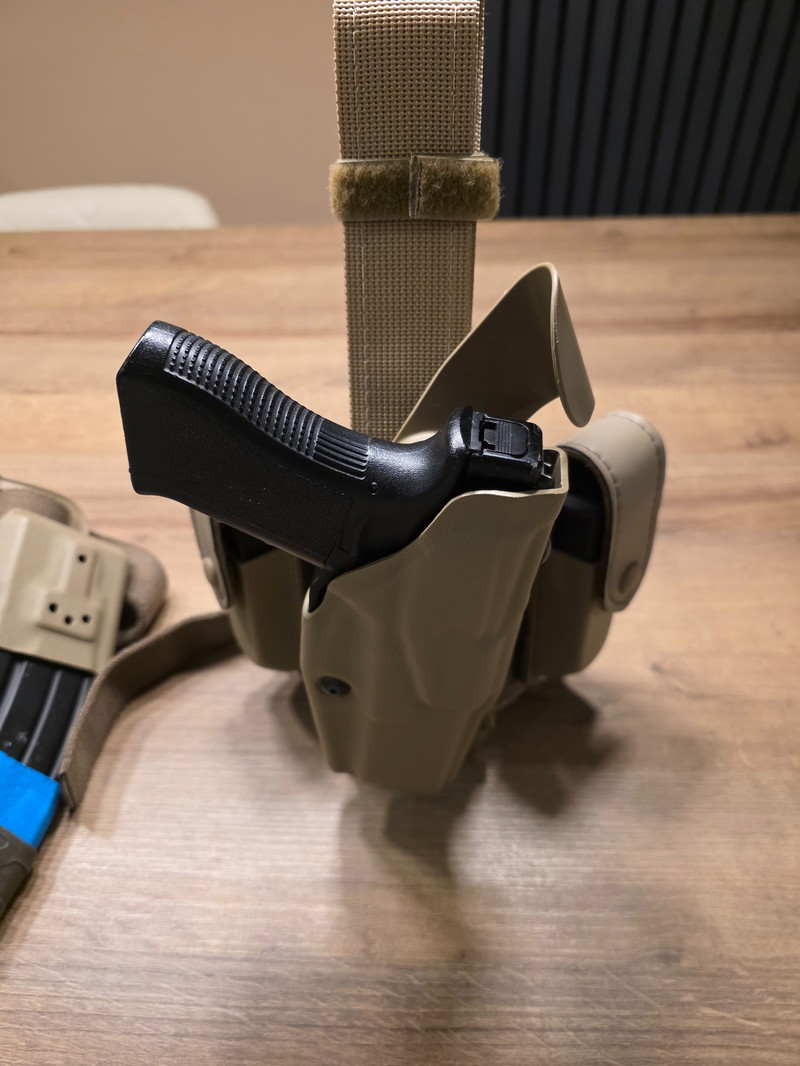 Imagen 1 de Safariland drop leg Glock 17/22 Holster met 2 mag pouches