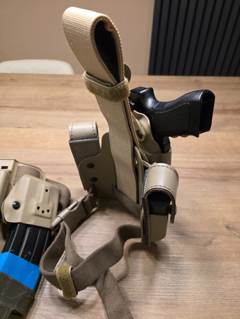 Imagen 3 de Safariland drop leg Glock 17/22 Holster met 2 mag pouches