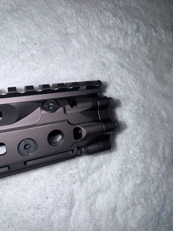 Bild 4 für Te koop: Replica Daniel Defense RIS-3 Handguard (10,5 inch) - Brown (Mooie Bruine Kleur) - Topkwaliteit!