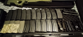 Bild 2 für Complete set aan replica's inclusief accessoires zoals o.a. magazijnen, wapenkoffers, acculader