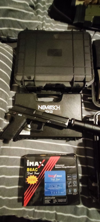 Bild 4 für Complete set aan replica's inclusief accessoires zoals o.a. magazijnen, wapenkoffers, acculader