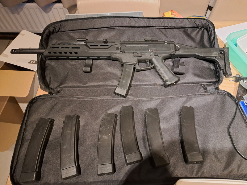 Bild 1 für ASG Scorpion EVO 3 A1 + 2 batteries + charger + 7 magazines + gloves + glasses + mouth piece + BBs + bag!