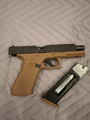Imagen 3 de NEUE Glock 17 Gen. 5 GBB CO2 TAN Version