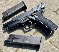 Bild für Tokyo Marui P226 e2 + 3 mags + holster