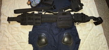 Afbeelding 2 van Black Plate Carrier + Tactical Belt + Navy Blue Uniform Combo