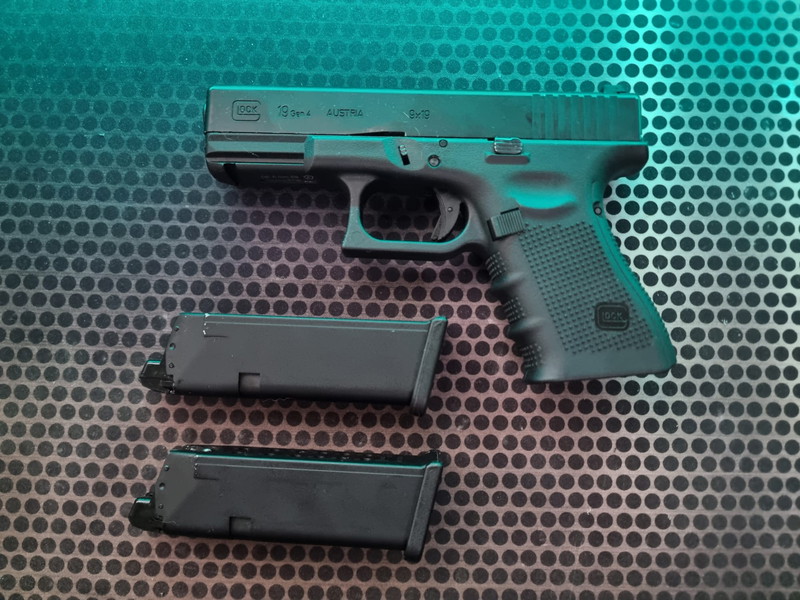 Imagen 1 de Glock 19 GEN4 | GBB | Umarex + 2 mags + holster