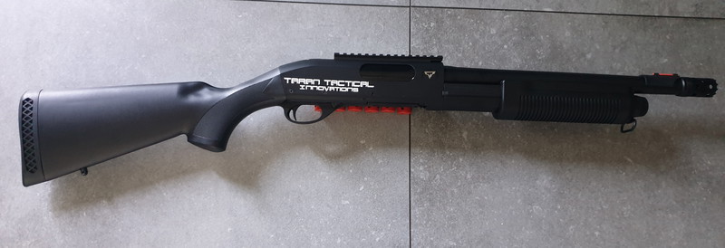 Afbeelding 1 van shotgun met taran marks , en shell holder