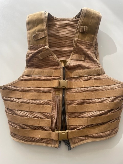 Afbeelding 1 van TT VEST BASE PLUS - lichtgewicht tactical Molle Vest Tasmanian Tiger