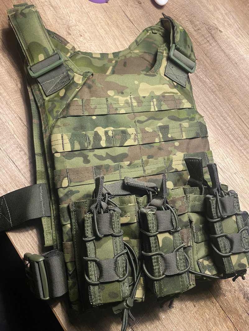 Afbeelding 1 van Invader gear plate carrier met m4 pouches en 1911 pouches maatje S