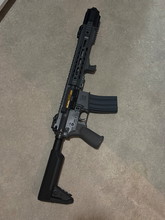 Afbeelding van EMG Salient Arms Licensed GRY M4 SBR Airsoft GBB Training Rifle in Grey.