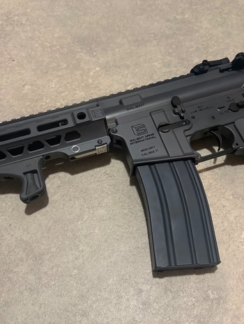 Afbeelding 3 van EMG Salient Arms Licensed GRY M4 SBR Airsoft GBB Training Rifle in Grey.