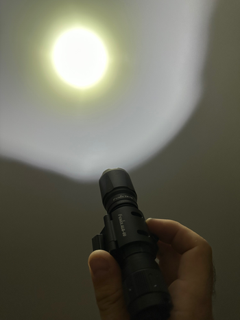 Afbeelding 4 van Fenix TK16 v2 flashlight & Fenix ALG-00 mount