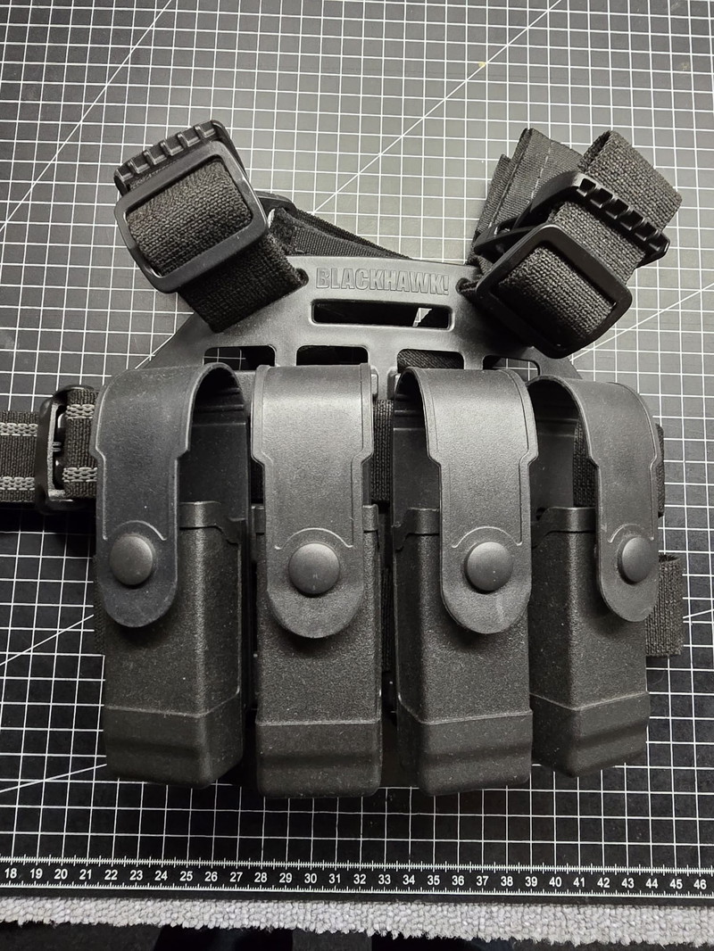 Afbeelding 1 van BLACKHAWK - PORTE CUISSE RIGIDE AVEC 4 PORTE-MAGASINS POUR PISTOLET