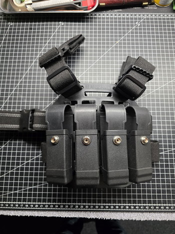 Afbeelding 2 van BLACKHAWK - PORTE CUISSE RIGIDE AVEC 4 PORTE-MAGASINS POUR PISTOLET