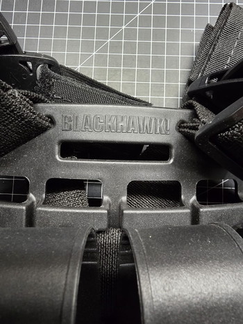 Afbeelding 3 van BLACKHAWK - PORTE CUISSE RIGIDE AVEC 4 PORTE-MAGASINS POUR PISTOLET