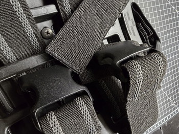 Afbeelding 5 van BLACKHAWK - PORTE CUISSE RIGIDE AVEC 4 PORTE-MAGASINS POUR PISTOLET