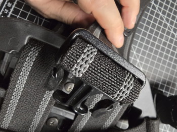 Afbeelding 6 van BLACKHAWK - PORTE CUISSE RIGIDE AVEC 4 PORTE-MAGASINS POUR PISTOLET