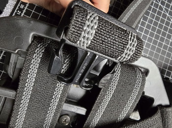 Afbeelding 7 van BLACKHAWK - PORTE CUISSE RIGIDE AVEC 4 PORTE-MAGASINS POUR PISTOLET